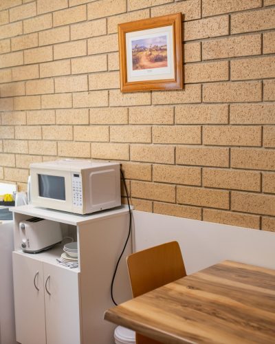 Amenities of the Queen Single Room with a wood table