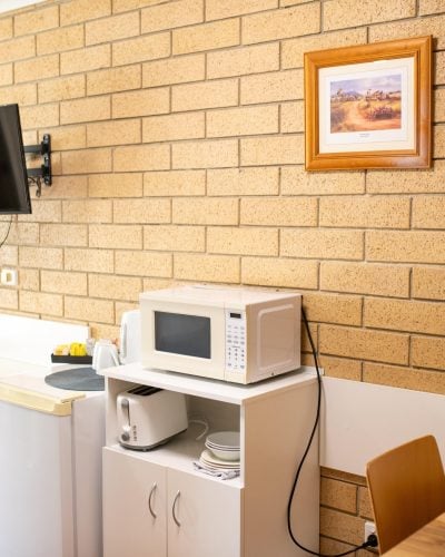 Amenities of the Queen Single Room with a wood table
