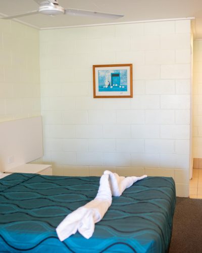 Bed details and room amenities of the Queen Room at Mundubbera Motel