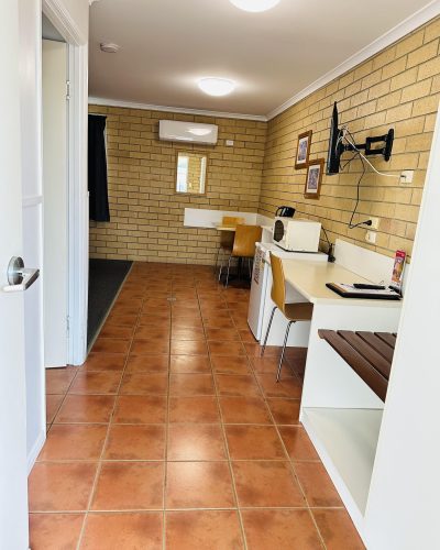 Inside view of a Deluxe Queen Room at Mundubbera Motel
